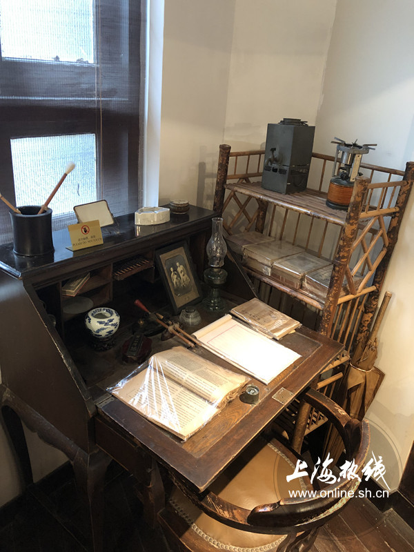 "亭子间"是石库门建筑楼房间中面积最小的,因此常常被主人出租以增加